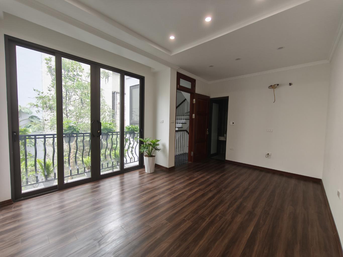 NHÀ PHỐ SÀI ĐỒNG - 3 BƯỚC HỒ ĐIỀU HOÀ, Ô TÔ TRÁNH - FULL NỘI THẤT.