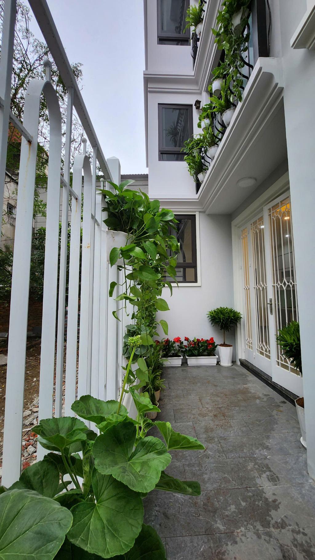 NHÀ PHỐ SÀI ĐỒNG - 3 BƯỚC HỒ ĐIỀU HOÀ, Ô TÔ TRÁNH - FULL NỘI THẤT.