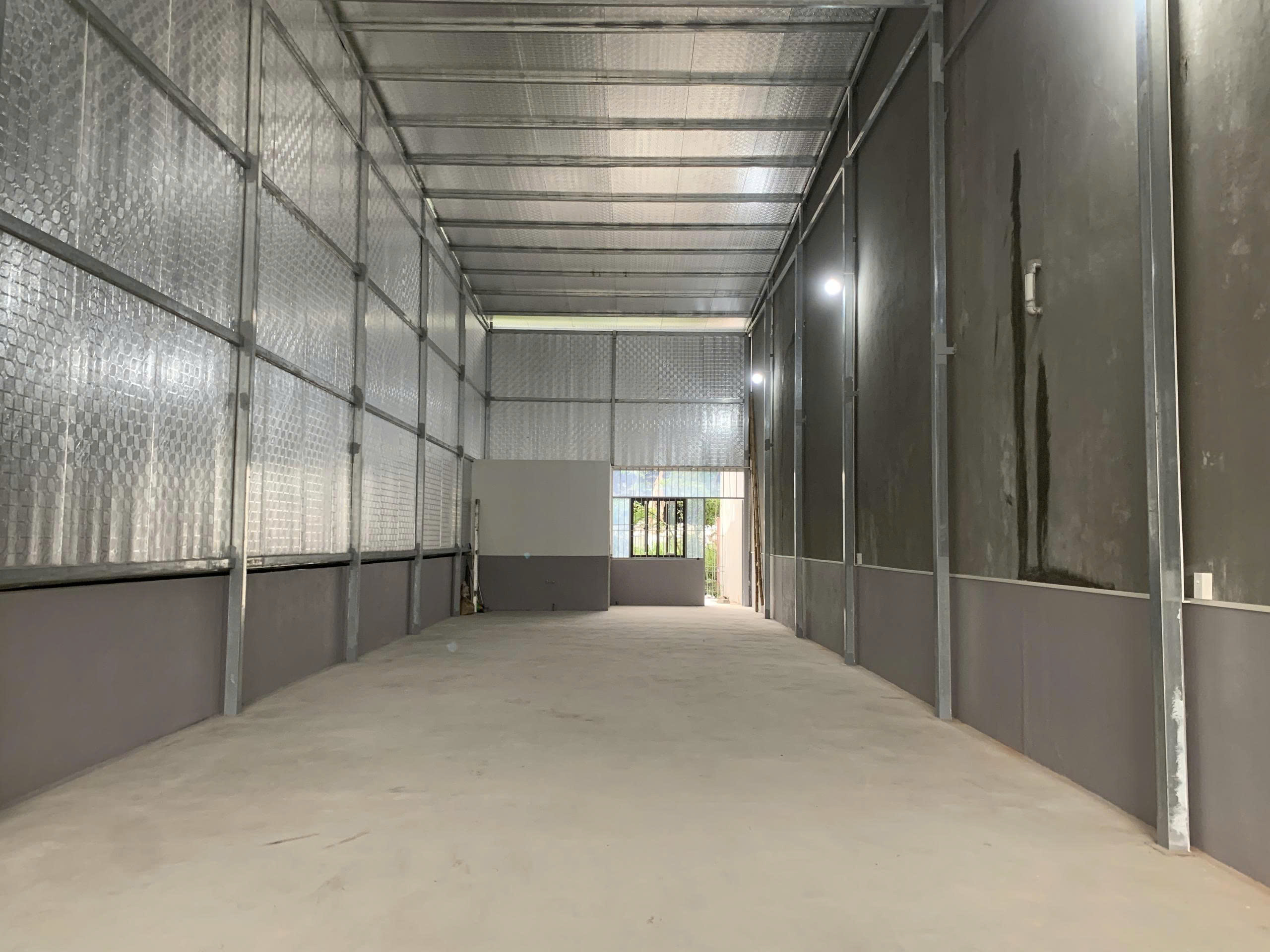 Cho thuê nhà xưởng mặt đường 353 ,diện tích 162 m, mặt tiền 6m, vỉa hè 6x5, sân sau 6x6