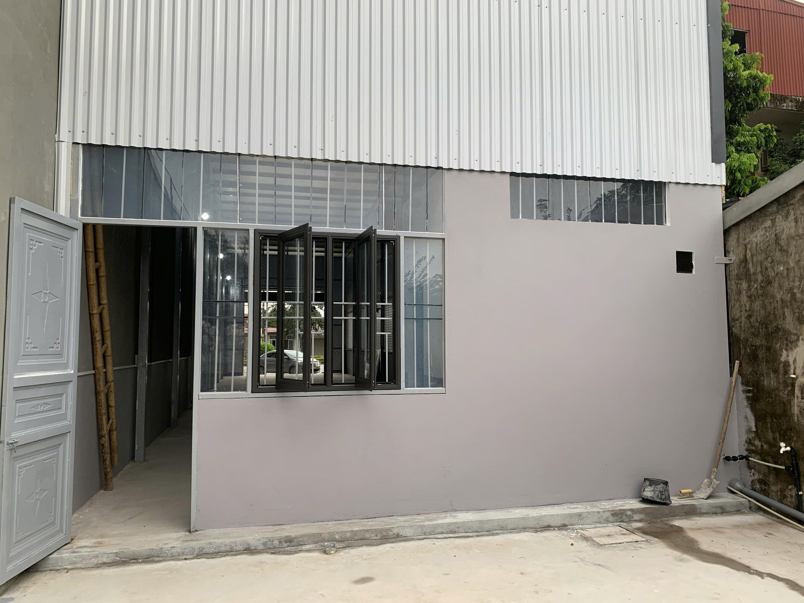 Cho thuê nhà xưởng mặt đường 353 ,diện tích 162 m, mặt tiền 6m, vỉa hè 6x5, sân sau 6x6