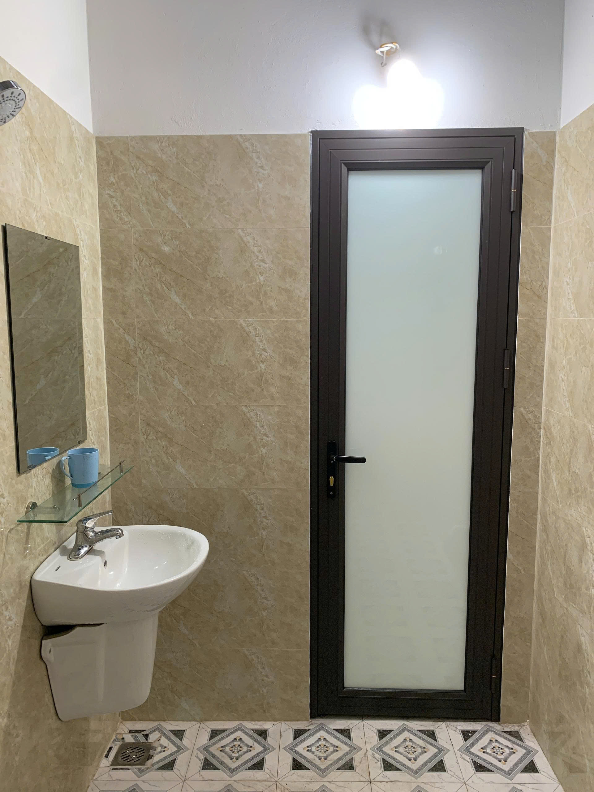 Cho thuê nhà xưởng mặt đường 353 ,diện tích 162 m, mặt tiền 6m, vỉa hè 6x5, sân sau 6x6