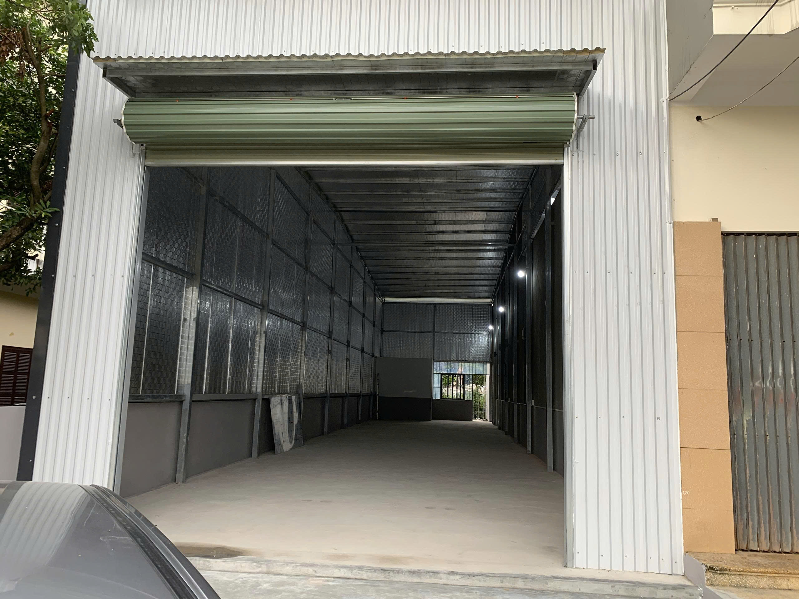 Cho thuê nhà xưởng mặt đường 353 ,diện tích 162 m, mặt tiền 6m, vỉa hè 6x5, sân sau 6x6