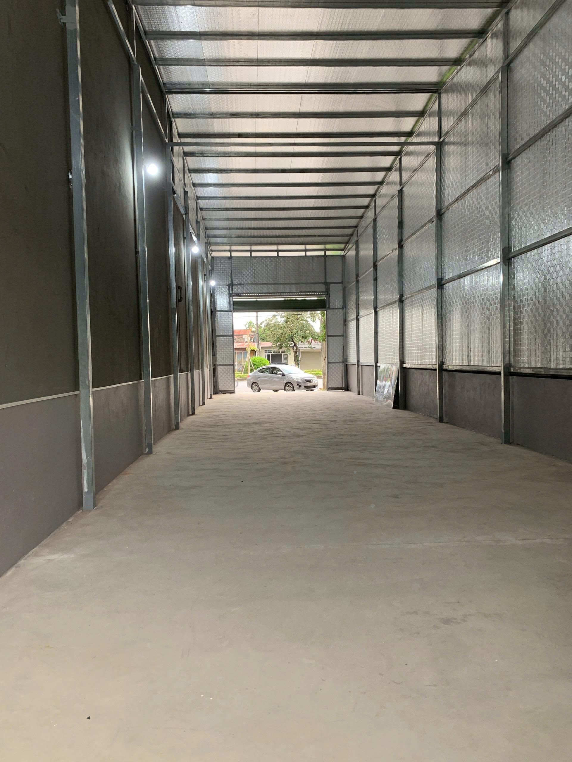 Cho thuê nhà xưởng mặt đường 353 ,diện tích 162 m, mặt tiền 6m, vỉa hè 6x5, sân sau 6x6