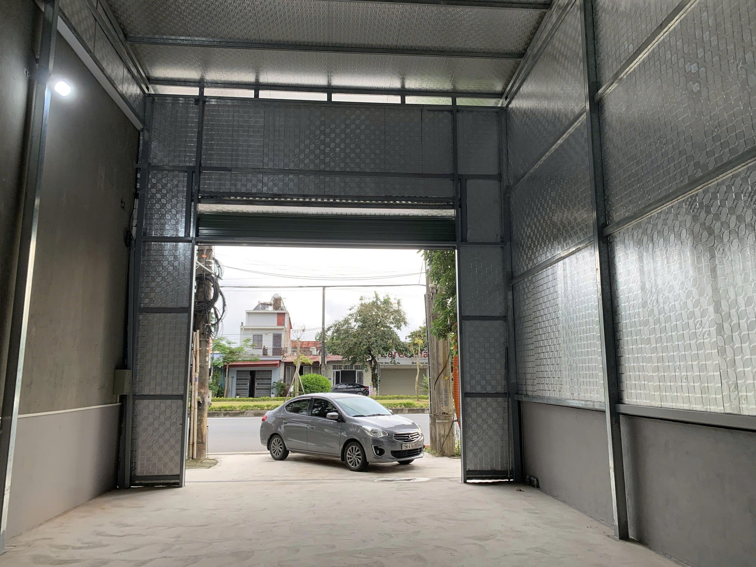 Cho thuê nhà xưởng mặt đường 353 ,diện tích 162 m, mặt tiền 6m, vỉa hè 6x5, sân sau 6x6