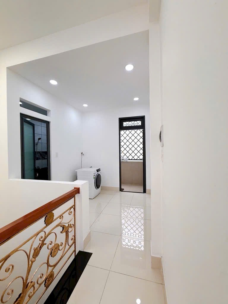 Nhà đẹp , hẻm oto thông- 52m2 - 2 tang - giá chỉ 4,4 tỷ- ngay nga tu 4 xã