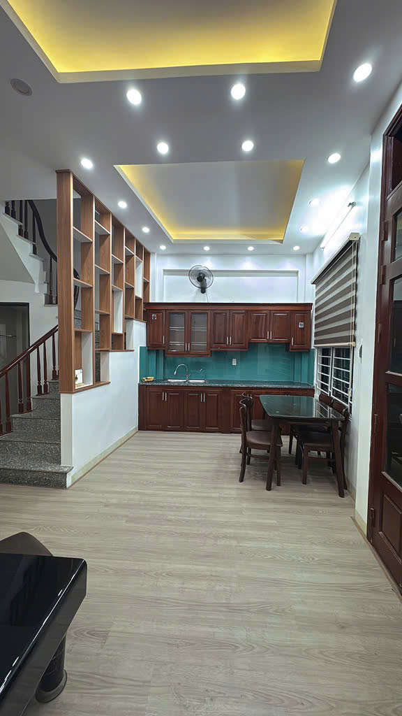 Bán nhà phố Trạm Long Biên  Dt 36m 5 Tầng Mt 6m Giá 6.1 tỷ