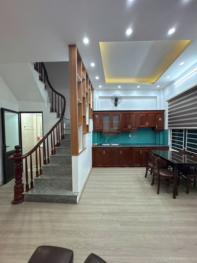 Bán nhà phố Trạm Long Biên  Dt 36m 5 Tầng Mt 6m Giá 6.1 tỷ