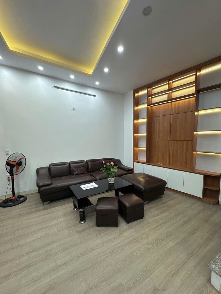 Bán nhà phố Trạm Long Biên  Dt 36m 5 Tầng Mt 6m Giá 6.1 tỷ