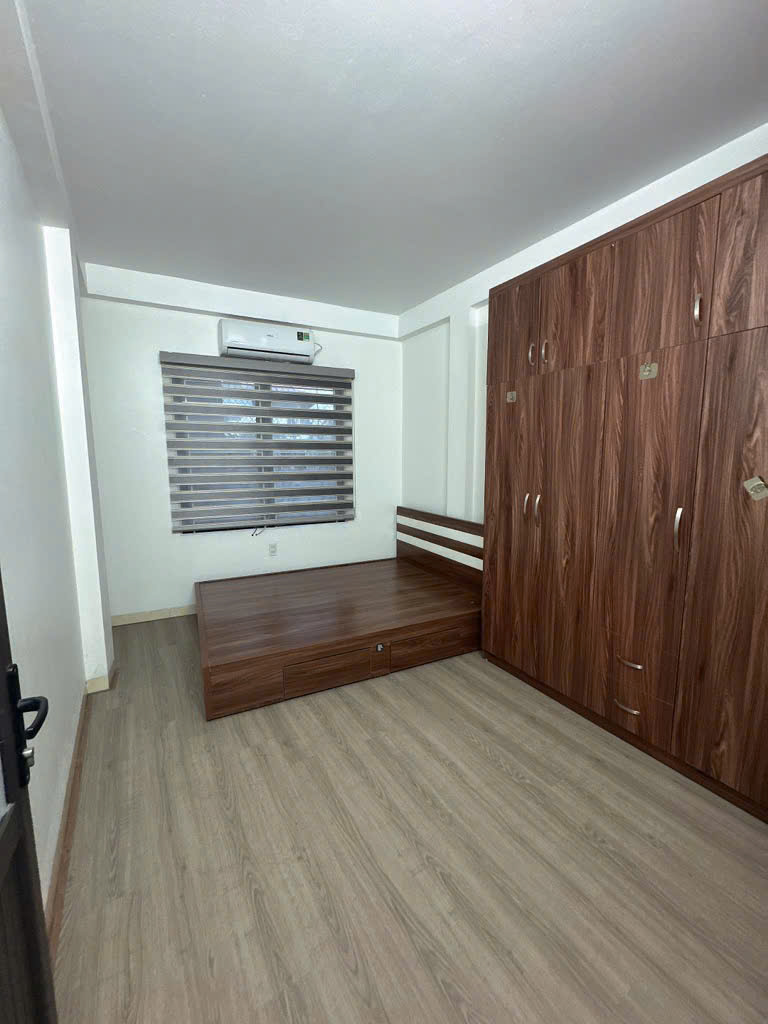 Bán nhà phố Trạm Long Biên  Dt 36m 5 Tầng Mt 6m Giá 6.1 tỷ