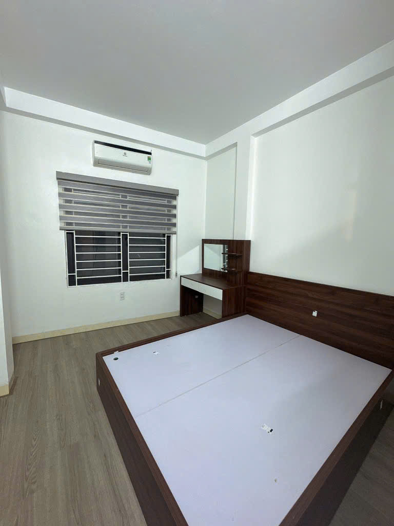 Bán nhà phố Trạm Long Biên  Dt 36m 5 Tầng Mt 6m Giá 6.1 tỷ