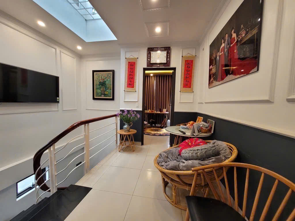 Bán nhà phố Trạm Long Biên Dt 40m 5 Tầng Mt 4m Giá 6.5 tỷ