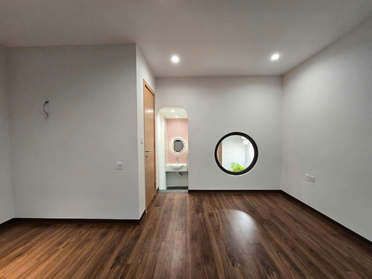 Bán nhà phố Trạm Long Biên ngõ ô tô Dt 34m 6 Tầng Mt 5m Giá 8.05 tỷ