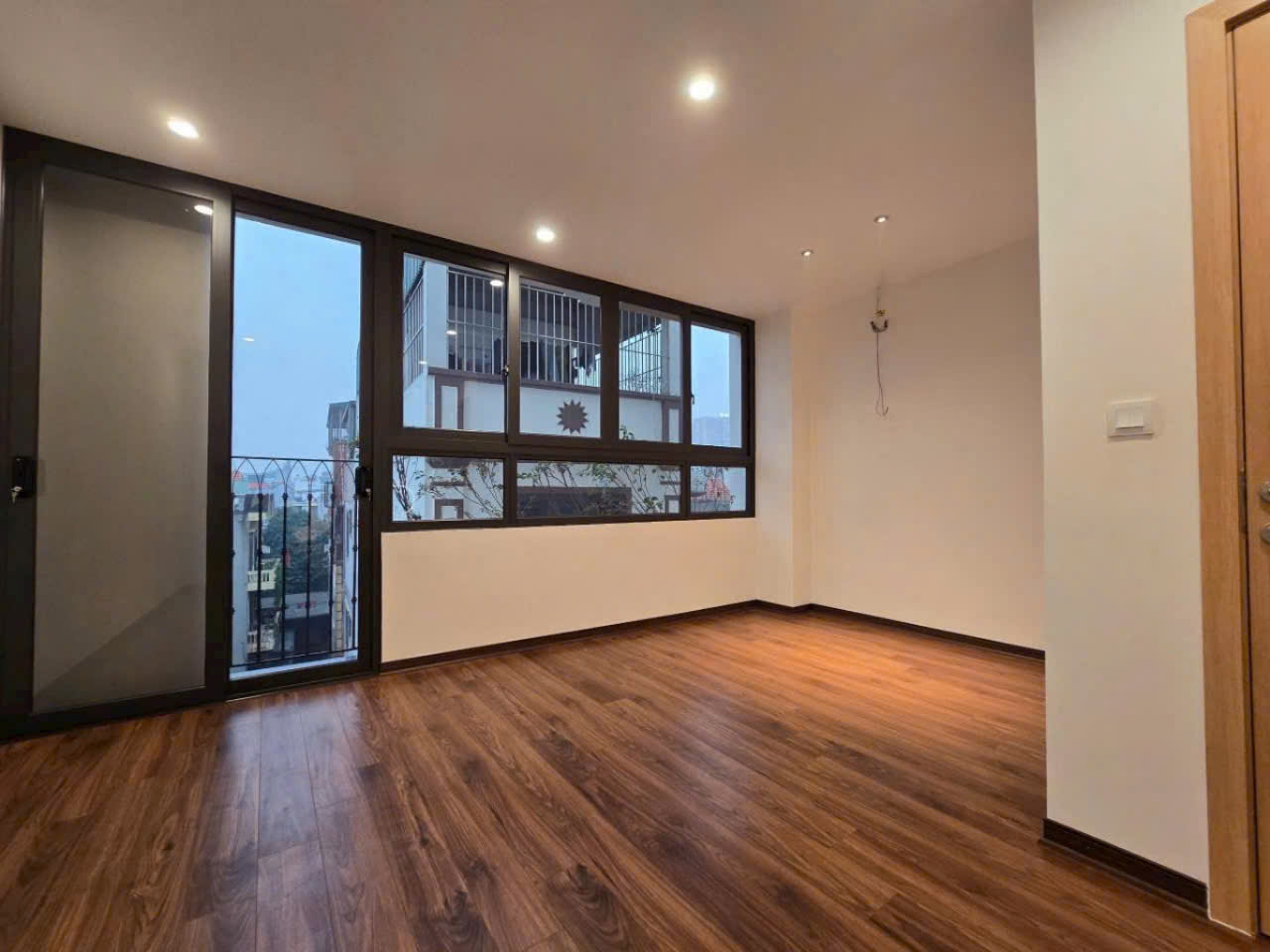 Bán nhà phố Trạm Long Biên ngõ ô tô Dt 34m 6 Tầng Mt 5m Giá 8.05 tỷ