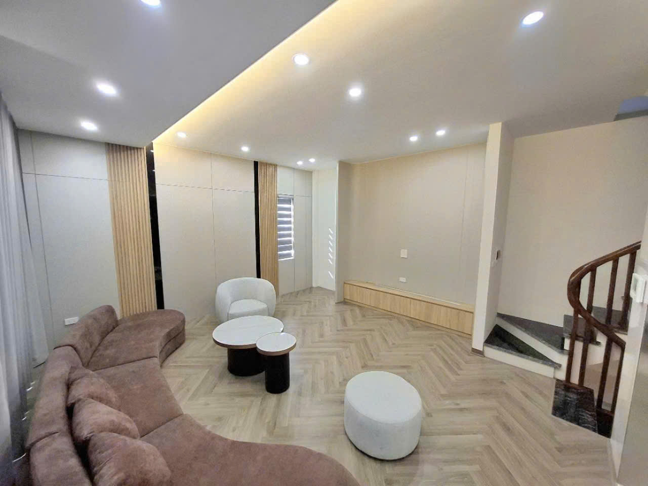 Bán nhà phố Trạm Long Biên Thang Máy Dt 48m 6 Tầng Giá 9,6 tỷ