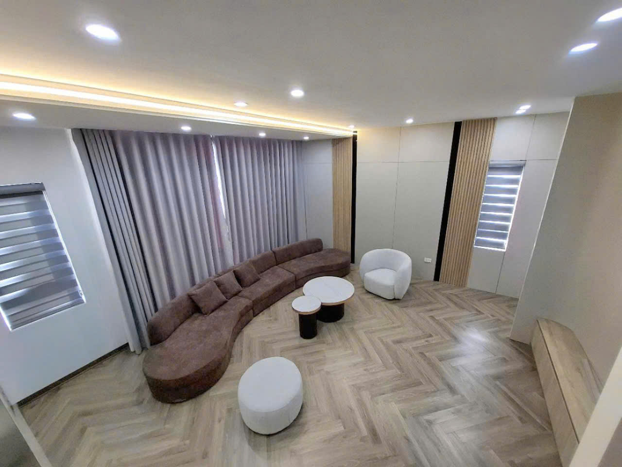 Bán nhà phố Trạm Long Biên Thang Máy Dt 48m 6 Tầng Giá 9,6 tỷ