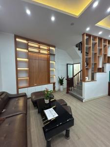 Bán nhà phố Trạm Long Biên Dt 36m 5 Tầng Mt 6m Giá 6.1 tỷ