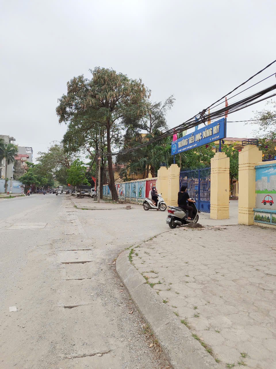 Bán đất tặng nhà c4 100m2 ô tô tránh ba gác qua đất thông các ngả