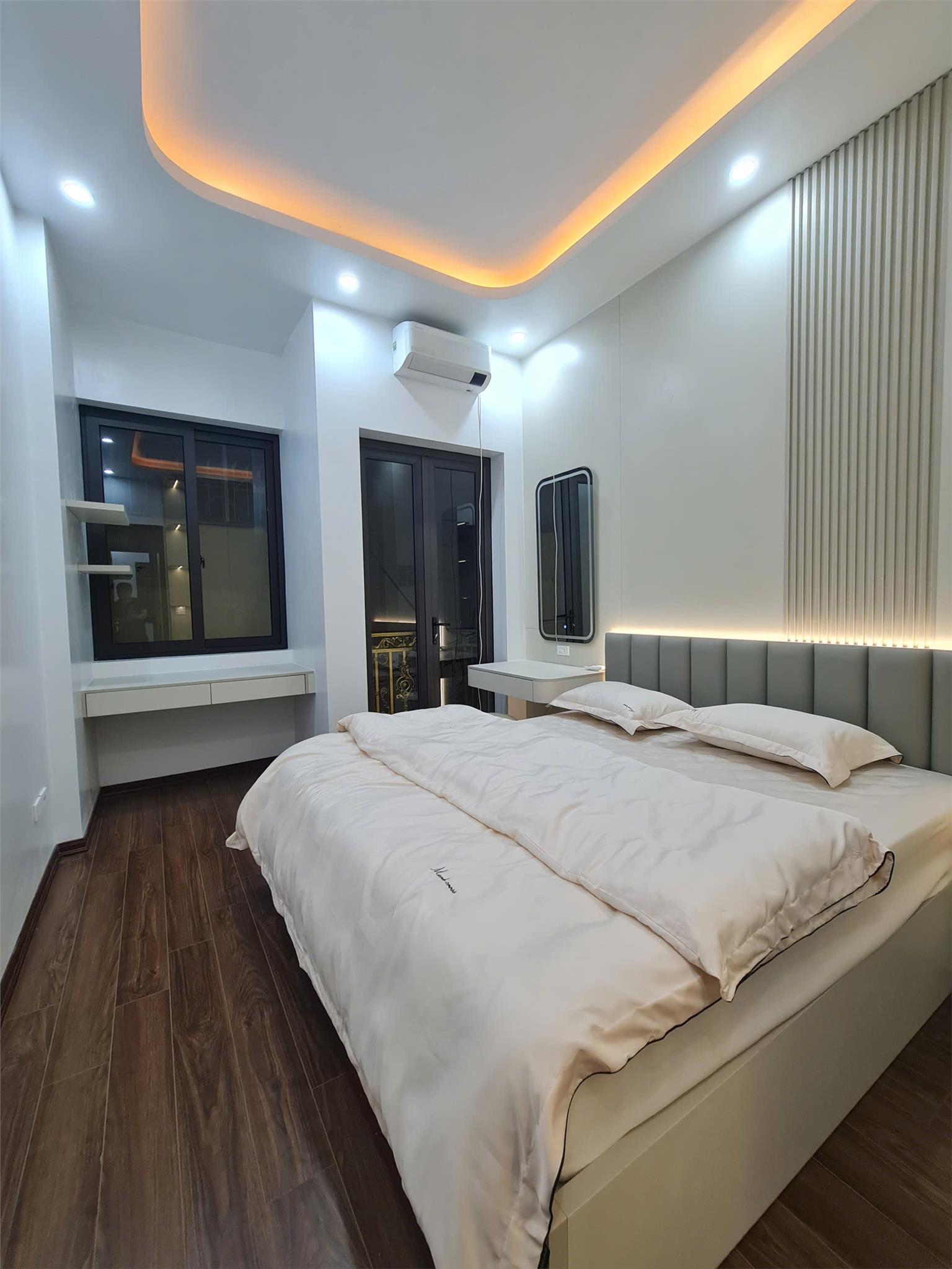 Bán nhà riêng Hoàng Mai, giá 10.6 tỷ, DT 48m2, nhà đẹp mới koong 10m ô tô gần