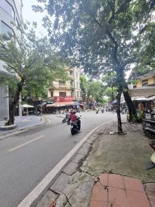 MẶT PHỐ TRẦN QUANG DIỆU - VIP ĐỐNG ĐA - VỈA HÈ Ô TÔ TRÁNH - HÀNG XÓM QUẬN ỦY ĐỐNG ĐA - KINH DOANH VÔ ĐỐI