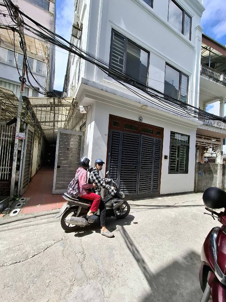 Bán nhà BÁT KHỐI 45m, 4 tầng, 1 tum. chỉ nhỉnh 8 tỷ. ô tô, lô góc cực thoáng.