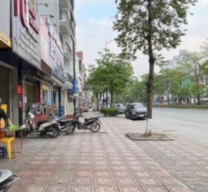 Cực hiếm có 1 không 2. Nhà 5 tầng mặt phố Thạch Bàn. Giảm 700tr còn 15,3 tỷ.