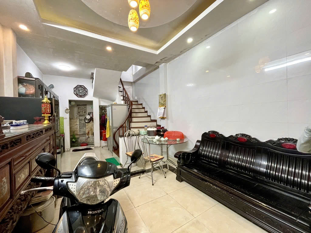 Cần bán gấp nhà phố Bồ Đề: 35m MT 3.9m. 5 tầng. Giá: 6.x tỷ (x tiểu học).