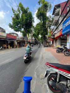 BÁN NHÀ MẶT PHỐ ĐÊ LA THÀNH. KINH DOANH SẦM UẤT, Ô TÔ TRÁNH, GIÁ 16 TỶ