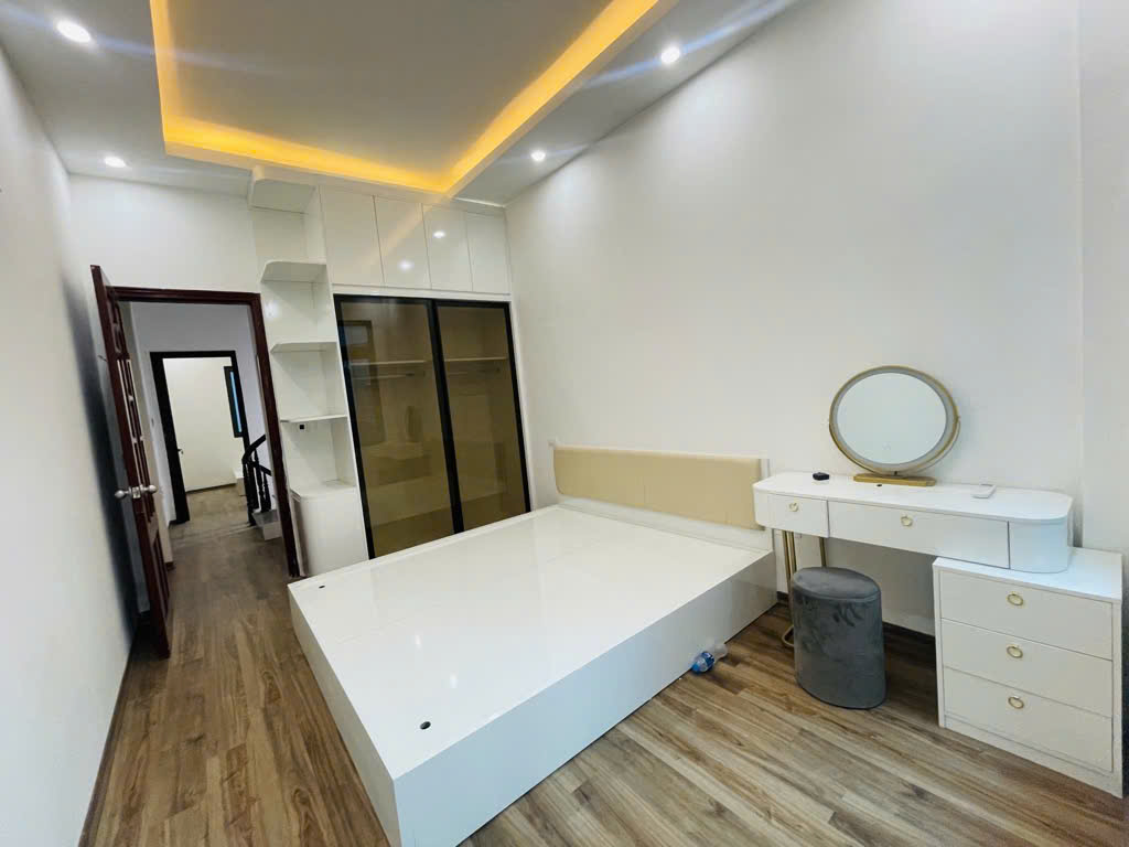 Bán  nhà  sát Chợ Nhổn - 6.x tỷ, ÔTÔ ngủ trong nhà, NGÕ THÔNG - KINH DOANH bất chấp