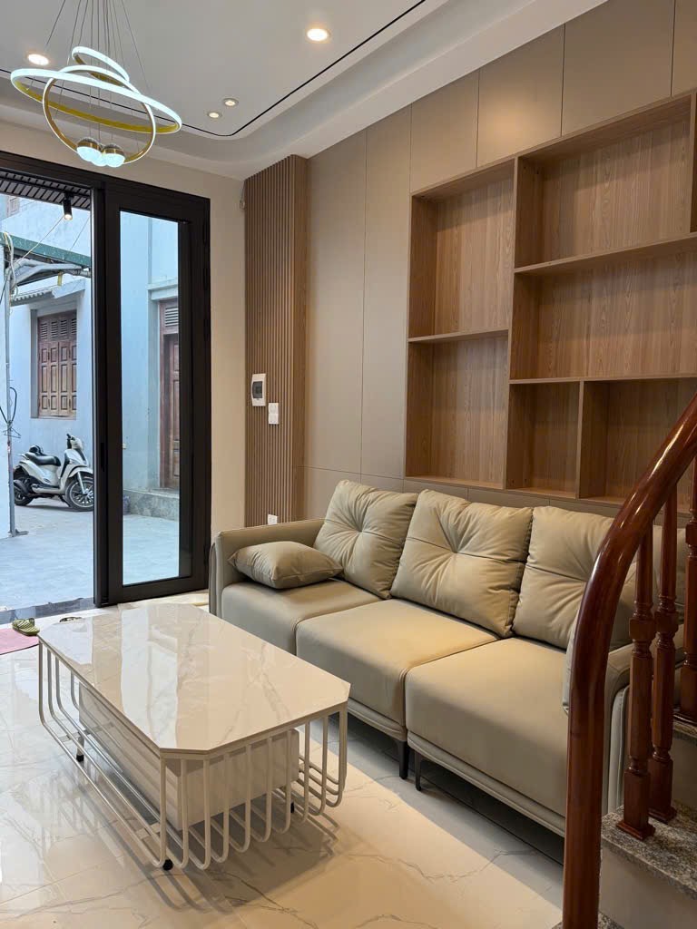 BÁN NHÀ: VIỆT HƯNG - LONG BIÊN - HÀ NỘI - 31M - 5 TẦNG - 3 NGỦ - FULL NỘI THẤT - CÁCH 20M RA NGÕ ÔTÔ THÔNG - HÀNG XÓM VINHOMES LONG BIÊN