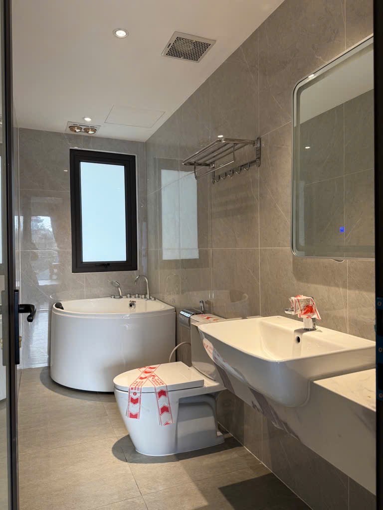 BÁN NHÀ: VIỆT HƯNG - LONG BIÊN - HÀ NỘI - 31M - 5 TẦNG - 3 NGỦ - FULL NỘI THẤT - CÁCH 20M RA NGÕ ÔTÔ THÔNG - HÀNG XÓM VINHOMES LONG BIÊN