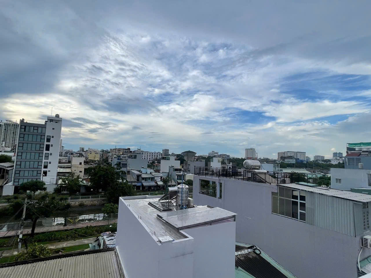 Bán đất tặng nhà, Ba đình mặt tiền đường ngay chợ giá 5 tỷ còn TL