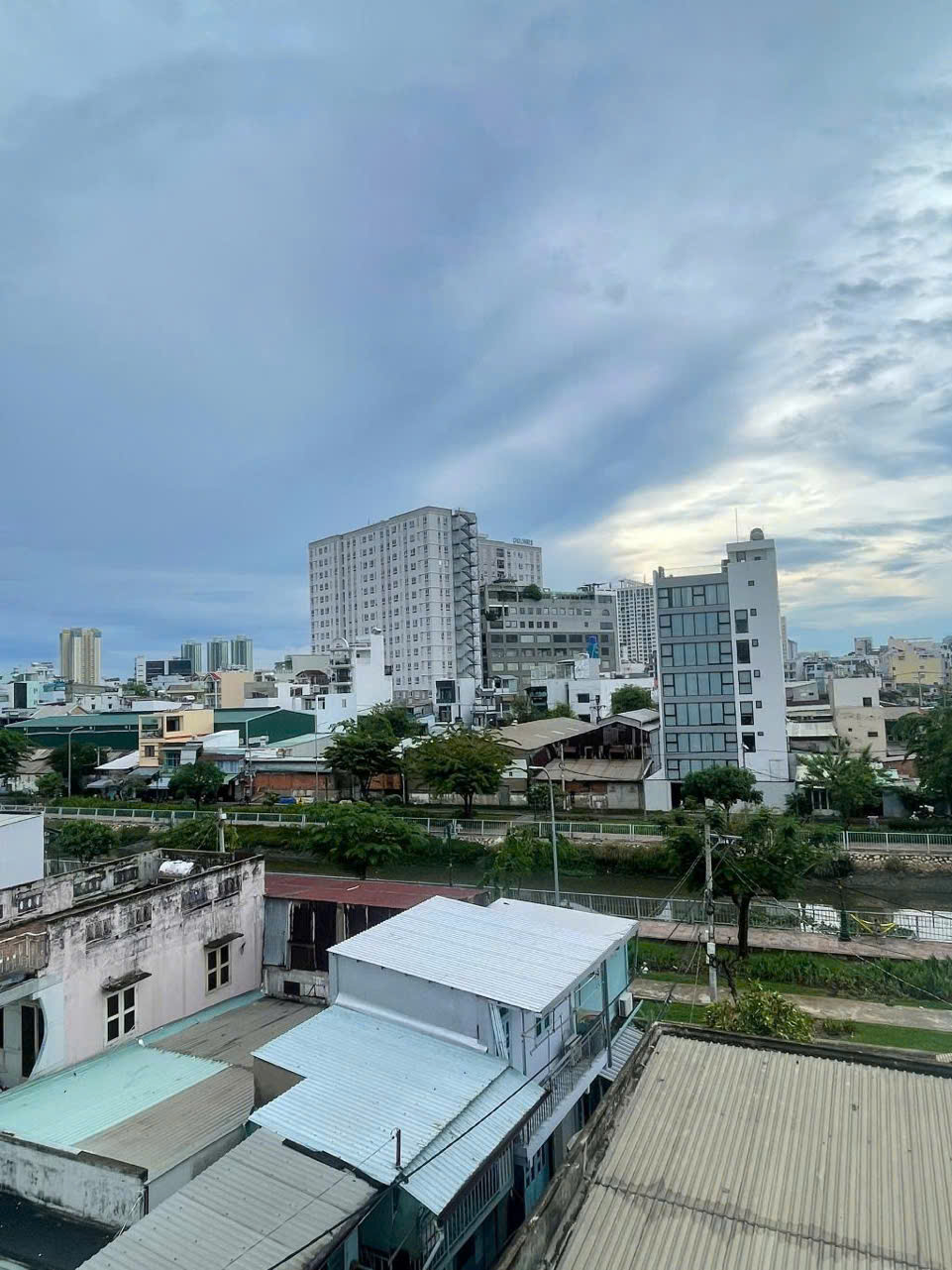 Bán đất tặng nhà, Ba đình mặt tiền đường ngay chợ giá 5 tỷ còn TL