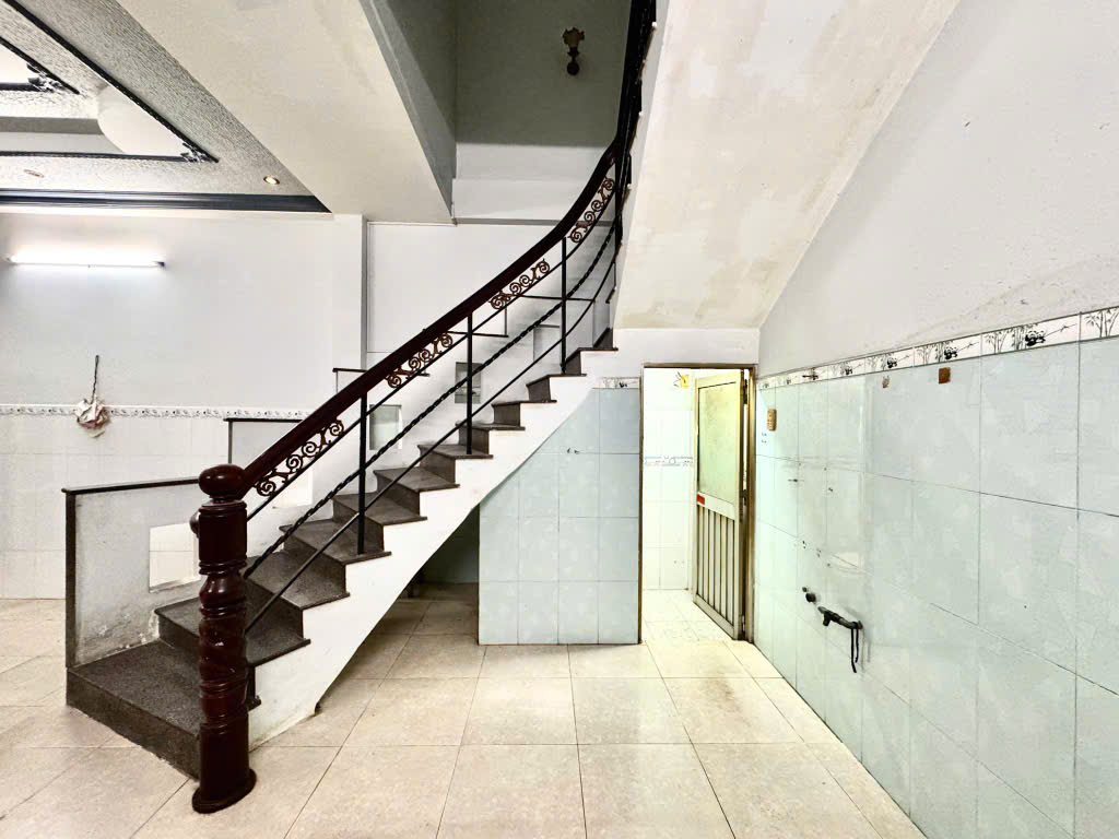 Nhà bề thế ngang 5m, cách Hoài Thanh Quận 8 tầm 20m, giá chỉ 4,9 tỉ