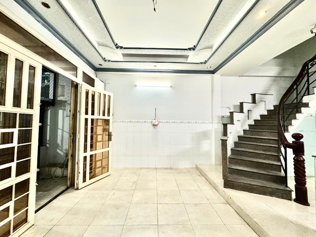 Nhà bề thế ngang 5m, cách Hoài Thanh Quận 8 tầm 20m, giá chỉ 4,9 tỉ