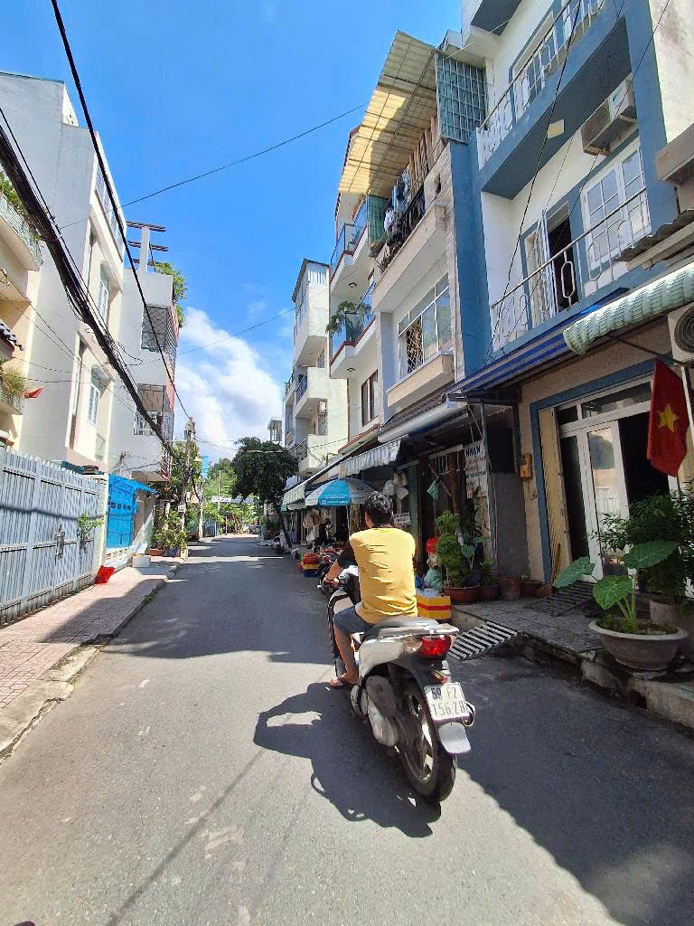 Cách Vincom Quận 7 100m, MT hẻm Huỳnh Tấn Phát giá 8 tỷ