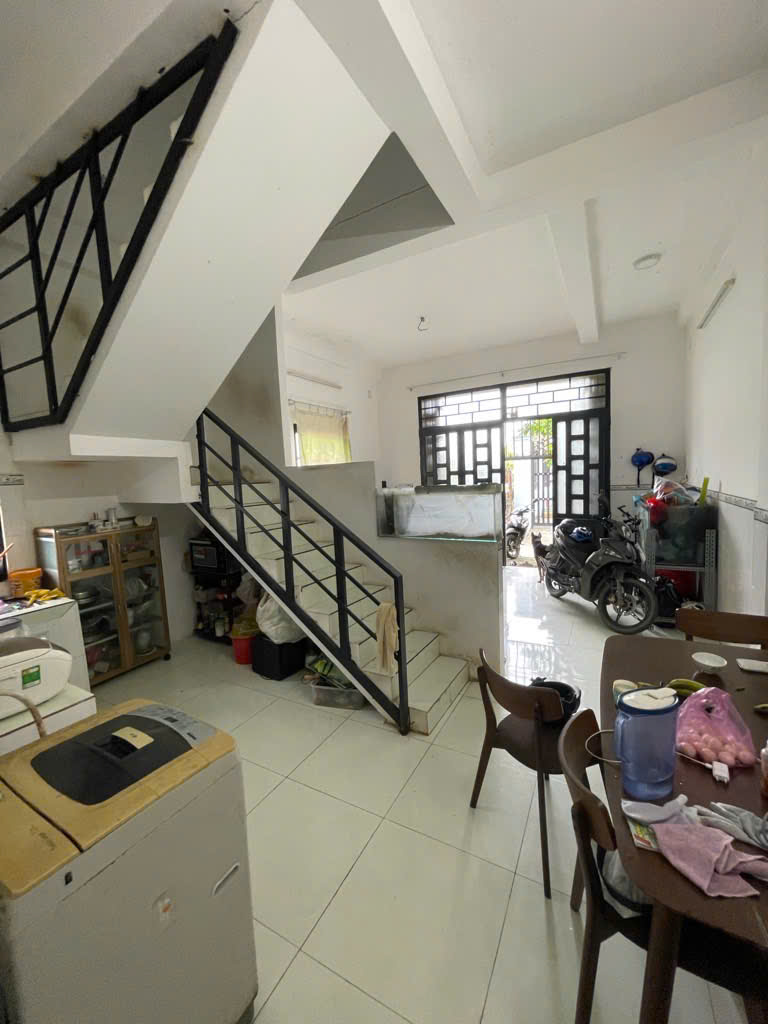 Bán nhà đúc kiên cố  2 tầng Bình chánh Đoàn Nguyên tuấn giá 2,2 tỷ