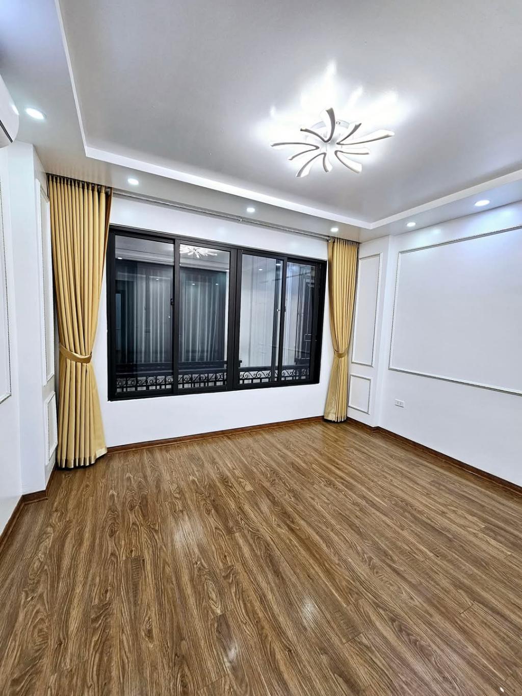 TRẦN THÁI TÔNG - PHÂN LÔ 6 TẦNG - GẦN PHỐ - THOÁNG SÁNG KHẮP NHÀ - 10 TỶ