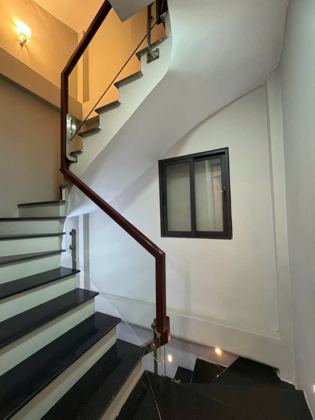 CẦU GIẤY - PHÂN LÔ Ô TÔ TRÁNH ĐỖ SÁT CỬA - 5 TẦNG - 2 THOÁNG - 38M2 - NHỈNH 8 TỶ