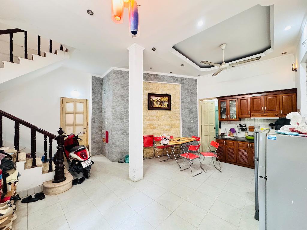 NHÀ ĐẸP CẦU GIẤY - LÔ GÓC 2 THOÁNG - MẶT TIỀN 6,6M - 43M2 - 9 TỶ