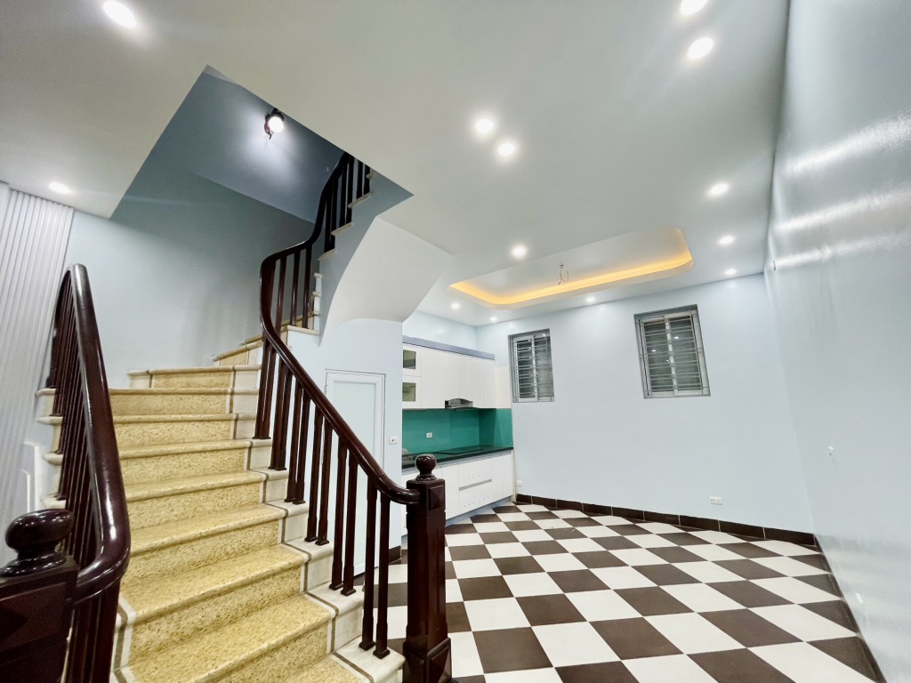 TRUNG TÂM CẦU GIẤY - NHÀ DÂN XÂY - 5 TẦNG - NGÕ NÔNG RỘNG - 42M2 - 9 TỶ