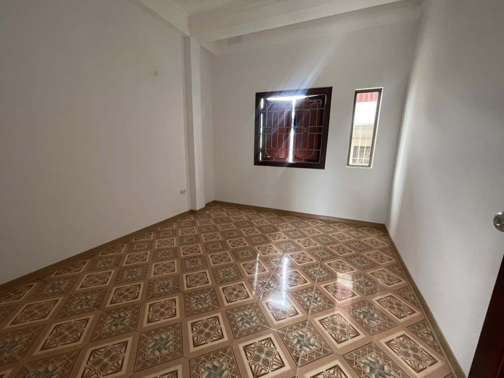 CẦU GIẤY - 9.5 TỶ - NHÀ 5 TẦNG DÂN XÂY - NGÕ THOÁNG - CHUẨN MÁI ẤM 3 THẾ HỆ