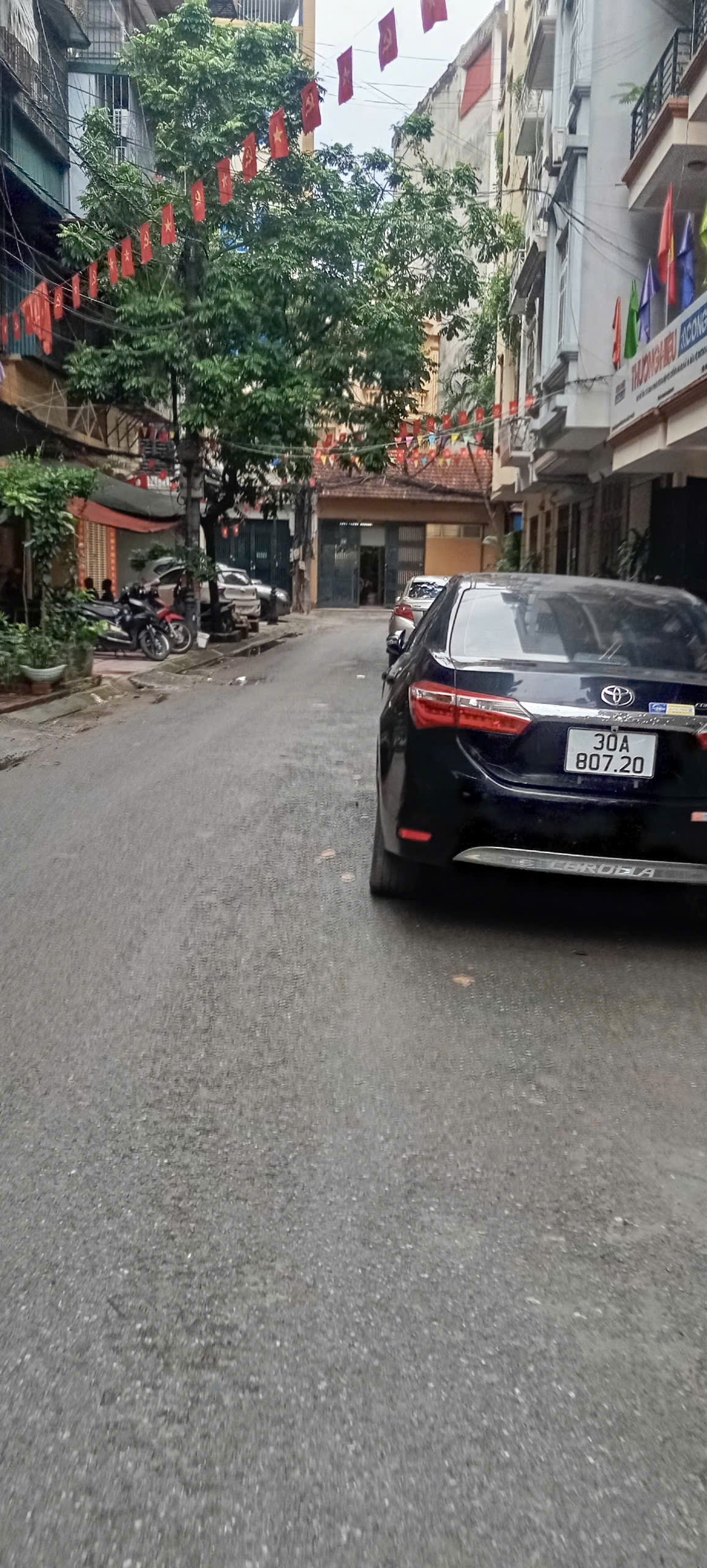 DINH THỰ 5 TẦNG GIỮA LÒNG CẦU GIẤY - GARAGE OTO 3 XE 7 CHỖ TRONG NHÀ