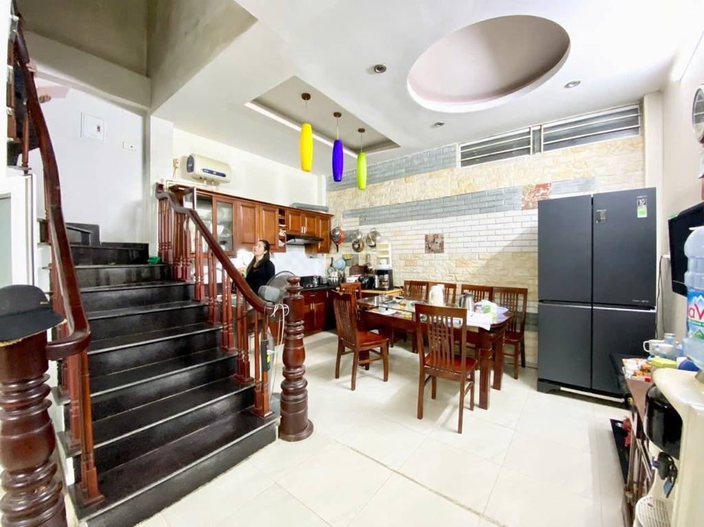 SÂN RỘNG VỪA 10 XE - NGÕ THÔNG TỨ TUNG - 5 TẠ ĐỖ CỬA - LÕI CẦU GIẤY - SỔ NỞ HẬU - 14 TỶ