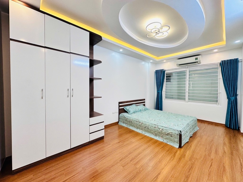 LÕI CẦU GIẤY - 7.4 TỶ - NHÀ MỚI 5 TẦNG KÍNH KONG - TẶNG FULL NỘI THẤT TIỀN TỶ - VỀ Ở LUÔN