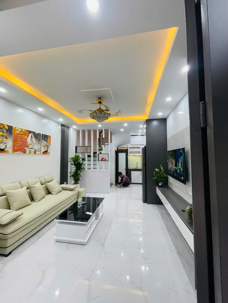 HOÀNG QUỐC VIỆT - NGÕ NÔNG - GẦN PHỐ - DÂN XÂY - 5 TẦNG - 5M MẶT TIỀN - 33M2 - 7.9 TỶ