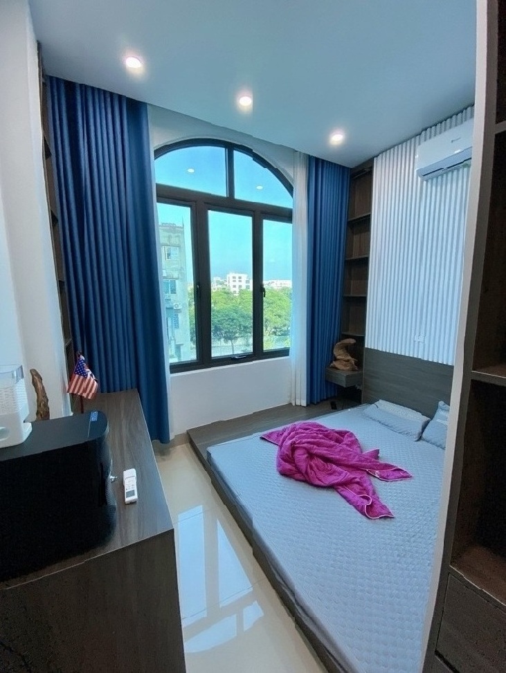 NHÀ ĐẸP - MỚI XÂY - 6 TẦNG - THANG MÁY - 40M2 - HƠN 11 TỶ - HOÀNG QUỐC VIỆT