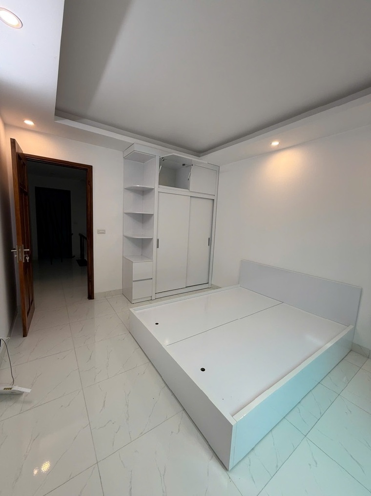 NGÃ TƯ CẦU GIẤY - NHÀ ĐẸP - SỔ VUÔNG - 5 TẦNG - 30M2 - 8 TỶ GẦN Ô TÔ QUAY ĐẦU