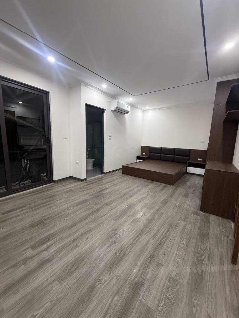 HOÀNG QUỐC VIỆT - HOÀNG HOA THÁM - 6 TẦNG - THANG MÁY - 50M2 - SỔ VUÔNG - GẦN PHỐ - 12.5 TỶ