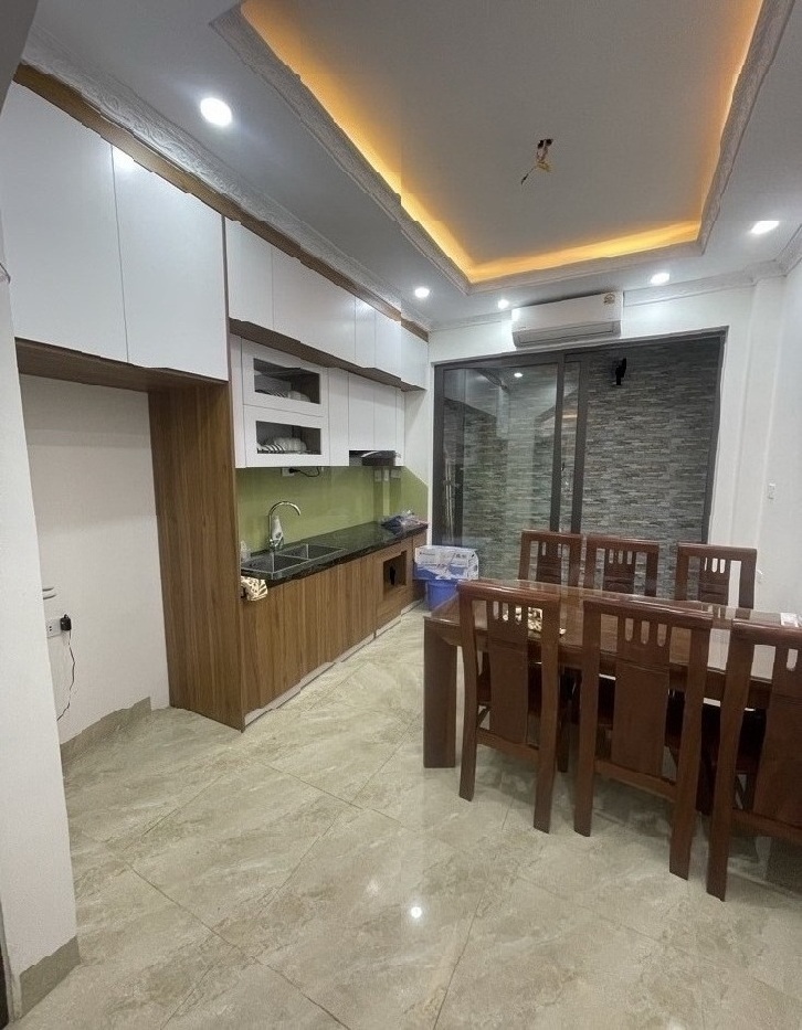 HOÀNG QUỐC VIỆT - LÔ GÓC - NGÕ THÔNG - 40M2 - 8.6 TỶ