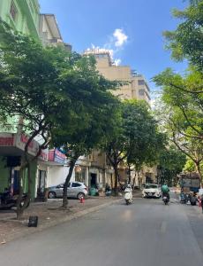 3 BƯỚC RA MẶT PHỐ - 5 TẦNG 2 THOÁNG - NHỎ XINH GIỮA LÒNG CẦU GIẤY